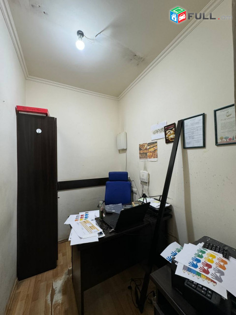 Զաքյան փողոցում, բանուկ հատվածում, 1-ին գիծ,վարձով է տրվում ընդարձակ ՝ 2 հարկից բաղկացած կոմերցիոն տարածք, For rent, կոդ G2188