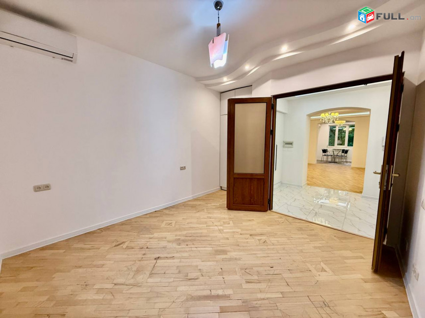 Աբովյան փողոցում ՝ Սուրբ Աննա եկեղեցու հարևանությամբ վարձով է տրվում գրասենյակային տարածք, For Rent կոդ G2661