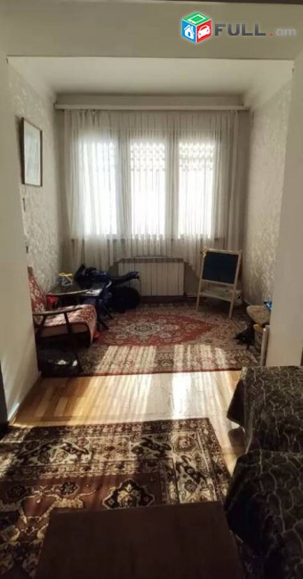 Փափազյան փողոցում վաճառվում է 3 սենյականոց բնակարան։