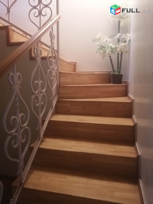 Վերին պտղնի, աբովյանի ГАИ -ից մոտ 100մետր, նկուղ, 3 հարկ և մանսարդ, շենքը 540քմ է, գումարած 50քմ ավտոտնակ  քարե պարիսպներ մեջ