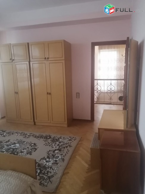 Վերին պտղնի, աբովյանի ГАИ -ից մոտ 100մետր, նկուղ, 3 հարկ և մանսարդ, շենքը 540քմ է, գումարած 50քմ ավտոտնակ  քարե պարիսպներ մեջ