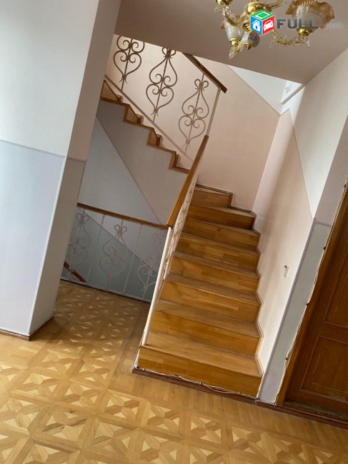 Վերին պտղնի, աբովյանի ГАИ -ից մոտ 100մետր, նկուղ, 3 հարկ և մանսարդ, շենքը 540քմ է, գումարած 50քմ ավտոտնակ  քարե պարիսպներ մեջ