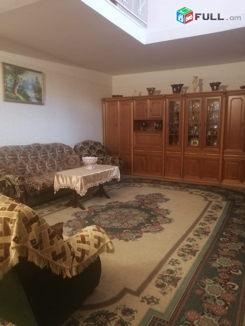 Վերին պտղնի, աբովյանի ГАИ -ից մոտ 100մետր, նկուղ, 3 հարկ և մանսարդ, շենքը 540քմ է, գումարած 50քմ ավտոտնակ  քարե պարիսպներ մեջ