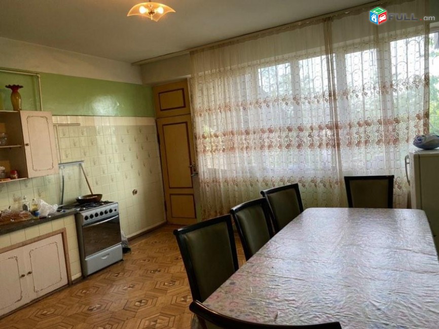 Վերին պտղնի, աբովյանի ГАИ -ից մոտ 100մետր, նկուղ, 3 հարկ և մանսարդ, շենքը 540քմ է, գումարած 50քմ ավտոտնակ  քարե պարիսպներ մեջ
