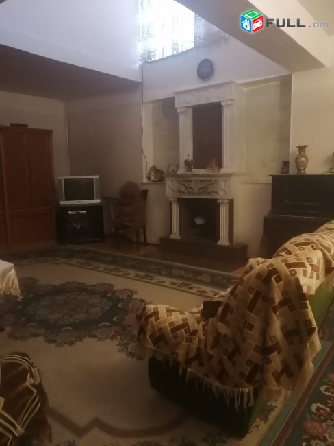 Վերին պտղնի, աբովյանի ГАИ -ից մոտ 100մետր, նկուղ, 3 հարկ և մանսարդ, շենքը 540քմ է, գումարած 50քմ ավտոտնակ  քարե պարիսպներ մեջ