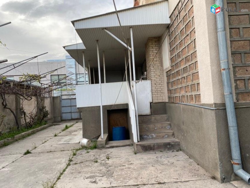 Վերին պտղնի, աբովյանի ГАИ -ից մոտ 100մետր, նկուղ, 3 հարկ և մանսարդ, շենքը 540քմ է, գումարած 50քմ ավտոտնակ  քարե պարիսպներ մեջ