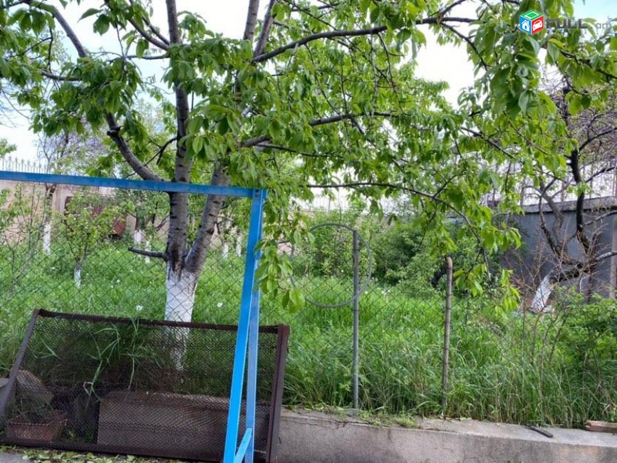 Վերին պտղնի, աբովյանի ГАИ -ից մոտ 100մետր, նկուղ, 3 հարկ և մանսարդ, շենքը 540քմ է, գումարած 50քմ ավտոտնակ  քարե պարիսպներ մեջ