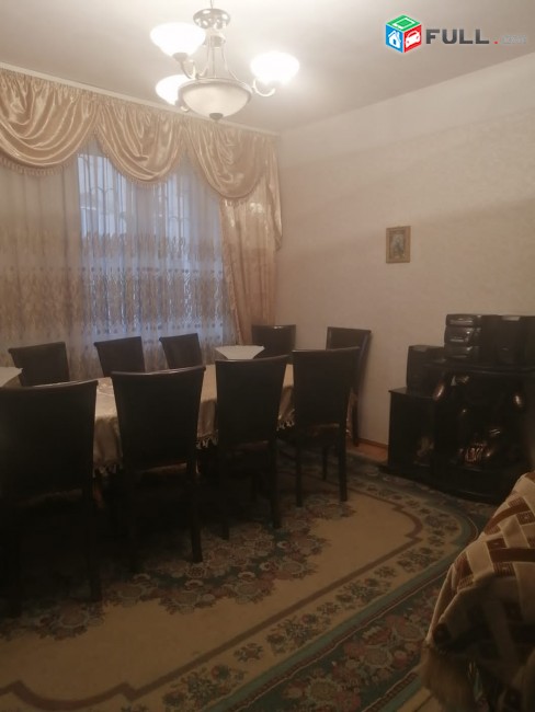 Վերին պտղնի, աբովյանի ГАИ -ից մոտ 100մետր, նկուղ, 3 հարկ և մանսարդ, շենքը 540քմ է, գումարած 50քմ ավտոտնակ  քարե պարիսպներ մեջ