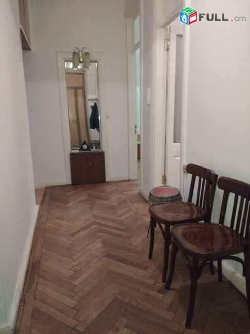 Սայաթ—Նովա,Օպերայի մոտի շենքը,90քմ,3 սենյակ,բնակարանը 115քմ է և 4 սենյականոց,բայց տրվում է 3 սենյակը