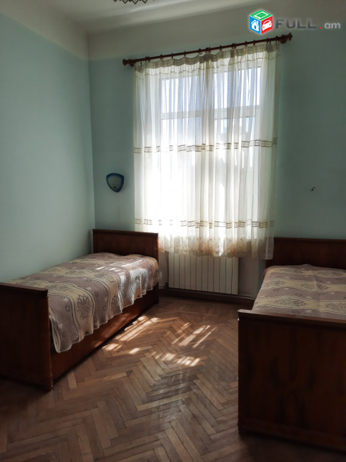 Սայաթ—Նովա,Օպերայի մոտի շենքը,90քմ,3 սենյակ,բնակարանը 115քմ է և 4 սենյականոց,բայց տրվում է 3 սենյակը
