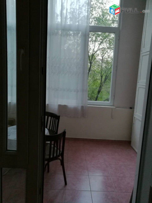 Սայաթ—Նովա,Օպերայի մոտի շենքը,90քմ,3 սենյակ,բնակարանը 115քմ է և 4 սենյականոց,բայց տրվում է 3 սենյակը