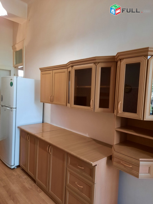 Սայաթ—Նովա,Օպերայի մոտի շենքը,90քմ,3 սենյակ,բնակարանը 115քմ է և 4 սենյականոց,բայց տրվում է 3 սենյակը