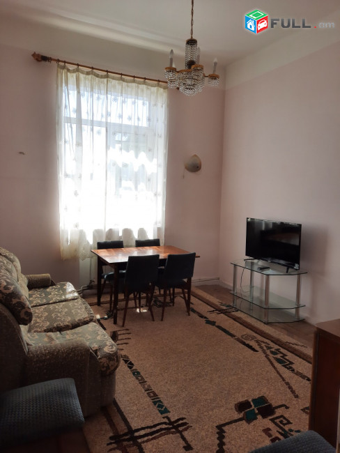 Սայաթ—Նովա,Օպերայի մոտի շենքը,90քմ,3 սենյակ,բնակարանը 115քմ է և 4 սենյականոց,բայց տրվում է 3 սենյակը