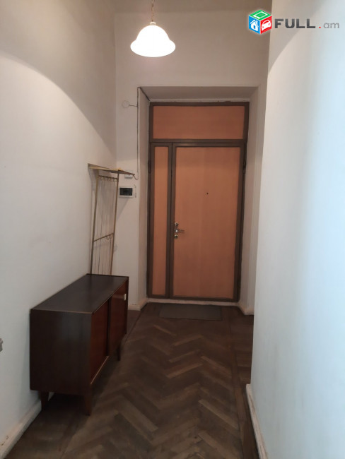 Սայաթ—Նովա,Օպերայի մոտի շենքը,90քմ,3 սենյակ,բնակարանը 115քմ է և 4 սենյականոց,բայց տրվում է 3 սենյակը