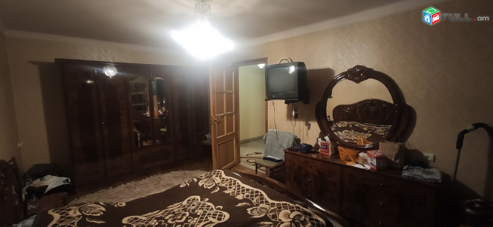 Բյուզանդի փողոց,Վերնիսաժի հետնամասում 4 սենյականոց բնակարան,2 սան հանգույց,բոլոր հարմարություններո