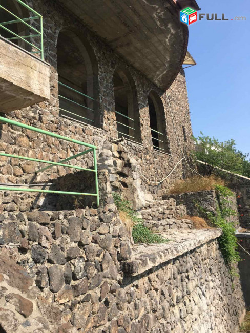 Բլուր թաղամաս,նորակառույց,առանց հարդարման աշխատանքների,հող 2000քմ,շենք 1000քմ