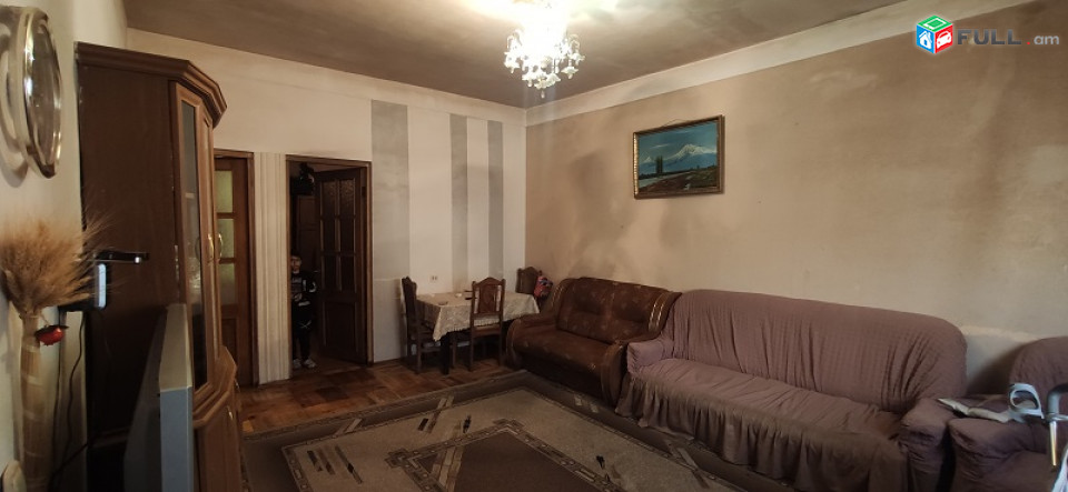 Զեյթւն,հացի գործարանի մոտ,տան մակերեսը մանսարդով 165քմ,հողամաս 144քմ