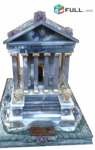 Գառնի Garni, Պատրաստված է թանկարժեկ քարերից