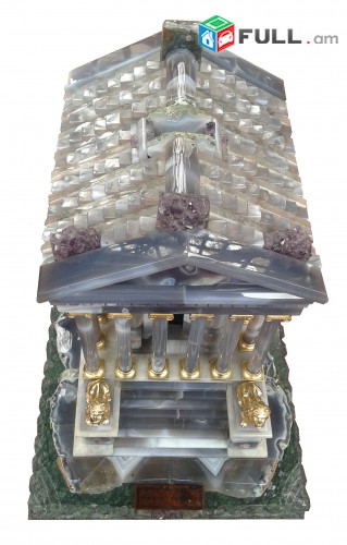 Գառնի Garni, Պատրաստված է թանկարժեկ քարերից