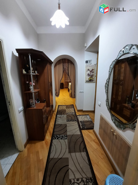 3 սենյականոց բնակարան Կենտրոնում, 80 ք.մ., 3/1 հարկ, կապիտալ վերանորոգված