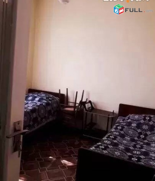 3 սենյականոց բնակարան Վաղարշ Վաղարշյան փողոցում, 75 ք.մ., կապիտալ վերանորոգված, քարե շենք