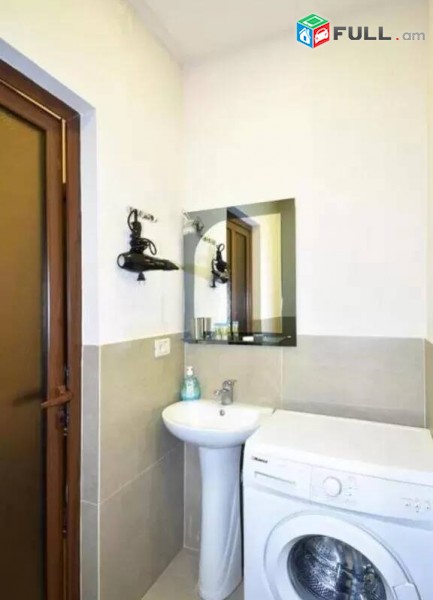2 սենյականոց բնակարան Չարենցի փողոցում, 45 ք.մ., նախավերջին հարկ, կապիտալ վերանորոգված, քարե շենք