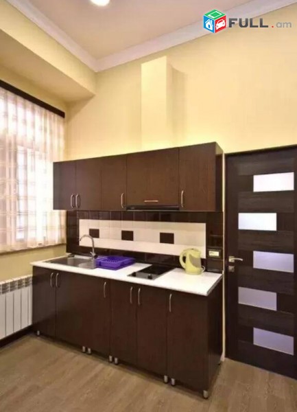 2 սենյականոց բնակարան Չարենցի փողոցում, 45 ք.մ., նախավերջին հարկ, կապիտալ վերանորոգված, քարե շենք
