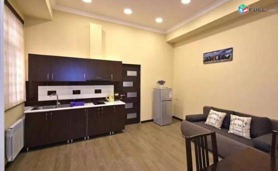 2 սենյականոց բնակարան Չարենցի փողոցում, 45 ք.մ., նախավերջին հարկ, կապիտալ վերանորոգված, քարե շենք