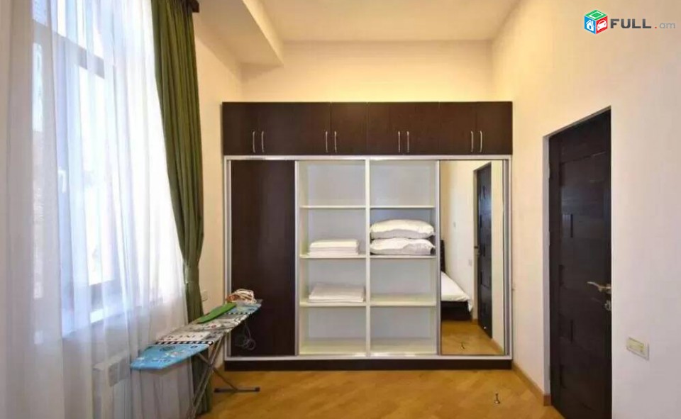2 սենյականոց բնակարան Չարենցի փողոցում, 45 ք.մ., նախավերջին հարկ, կապիտալ վերանորոգված, քարե շենք