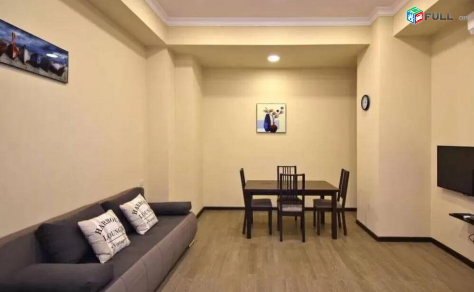 2 սենյականոց բնակարան Չարենցի փողոցում, 45 ք.մ., նախավերջին հարկ, կապիտալ վերանորոգված, քարե շենք