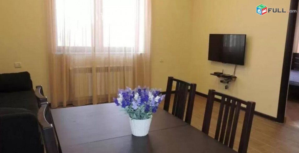 2 սենյականոց բնակարան Չարենցի փողոցում, 57 ք.մ., նախավերջին հարկ, կապիտալ վերանորոգված, քարե շենք