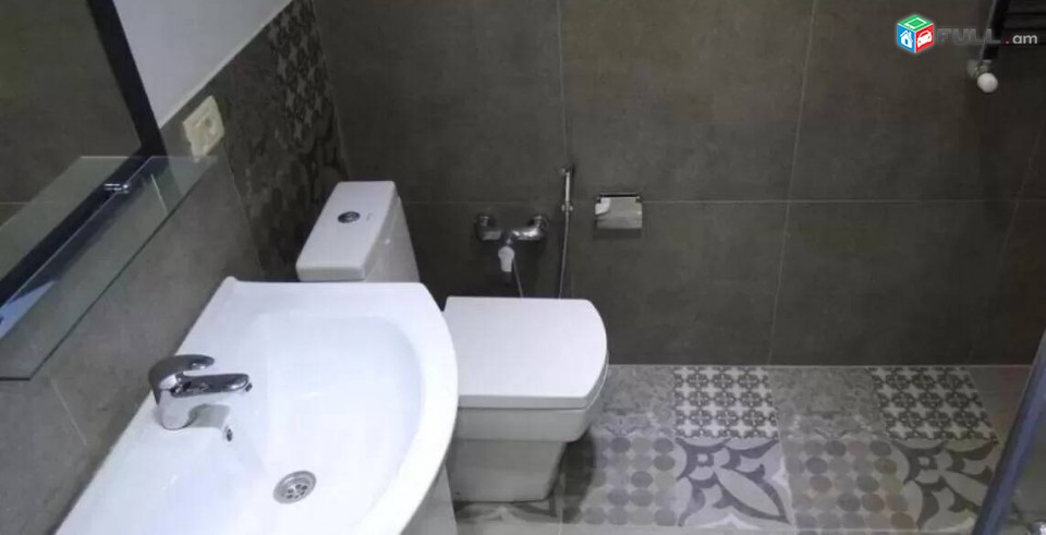 2 սենյականոց բնակարան Չարենցի փողոցում, 57 ք.մ., նախավերջին հարկ, կապիտալ վերանորոգված, քարե շենք