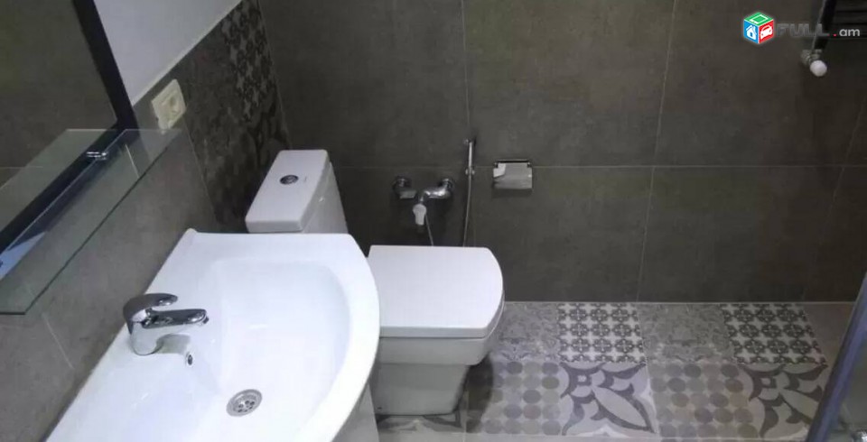 2 սենյականոց բնակարան Չարենցի փողոցում, 55 ք.մ., 2/4 հարկ, կապիտալ վերանորոգված, քարե շենք