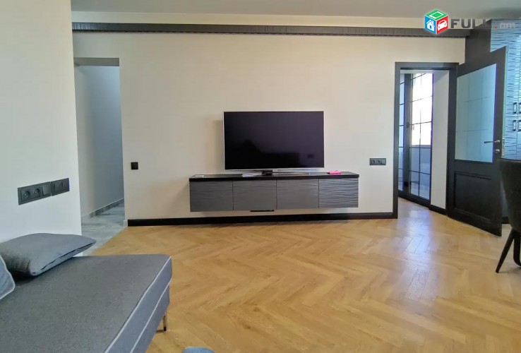 Luxe, Modern 2 sen bn Saryan poxocum/ In Vino-i mot