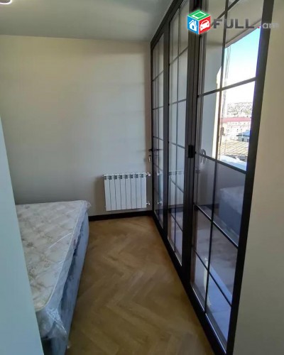 Luxe, Modern 2 sen bn Saryan poxocum/ In Vino-i mot