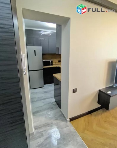 Luxe, Modern 2 sen bn Saryan poxocum/ In Vino-i mot