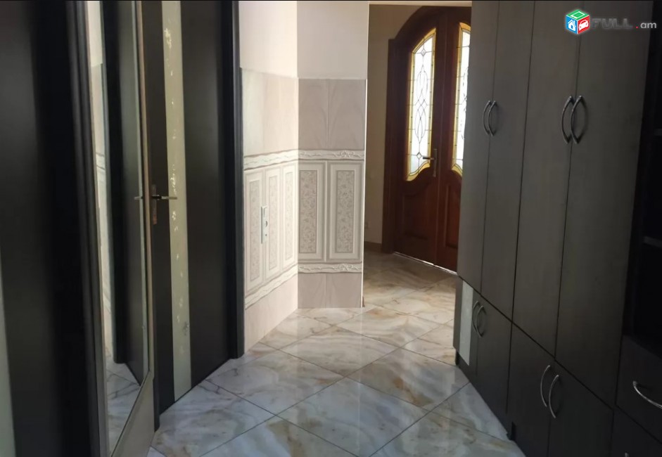 LA01887  Վարձով 3 սենյականոց բնակարան Արամ Խաչատրյան ,  KFC -ի հետնամասում 