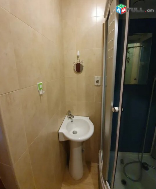 LA02515 Վարձով 1 սենյականոց բնակարան Հանրապետության փողոց , 1 ին գիծ