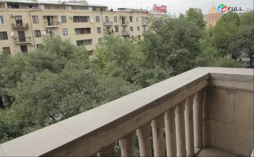 LA03948 Վարձով 3 սենյականոց բնակարան Աբովյան փողոցում 