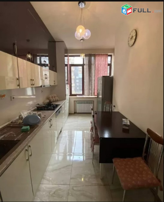 LA04731 Վարձով 4 սենյականոց բնակարան Նալբանդյան փողոցում 