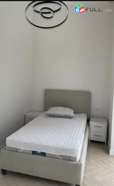 LA05002 Վարձով 3 սենյականոց բնակարան Կենտրոն Չայկովսկու փողոցում