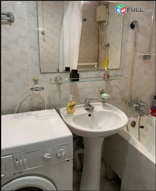 LA05453 Վարձով 3 սենյականոց բնակարան Արամ Խաչատրյան , KFC ի հարևանությամբ 
