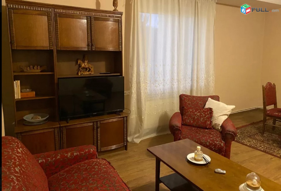 LA05453 Վարձով 3 սենյականոց բնակարան Արամ Խաչատրյան , KFC ի հարևանությամբ 