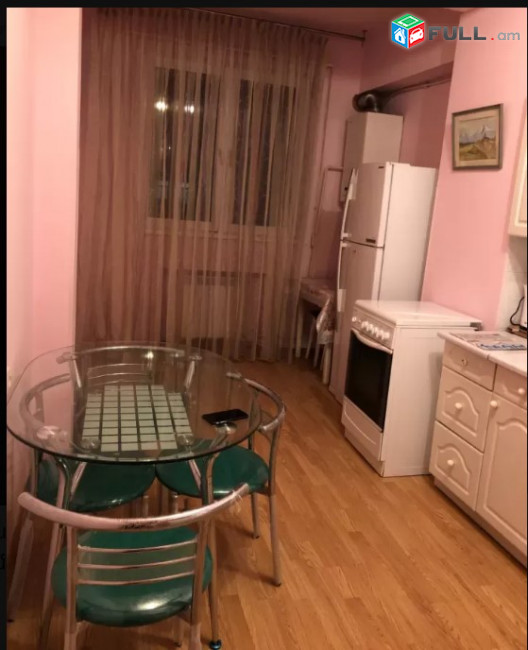 LA07754 Վարձով 3 սենյականոց բնակարան Ամիրյան փողոցում 