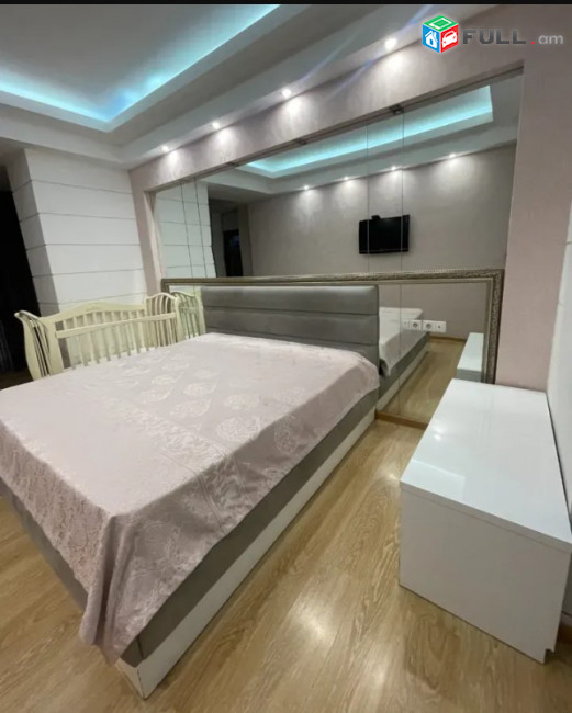LA09481 Վարձով 3 սենյականոց բնակարան Ամիրյան փողոց , նորակառույց շենքում 