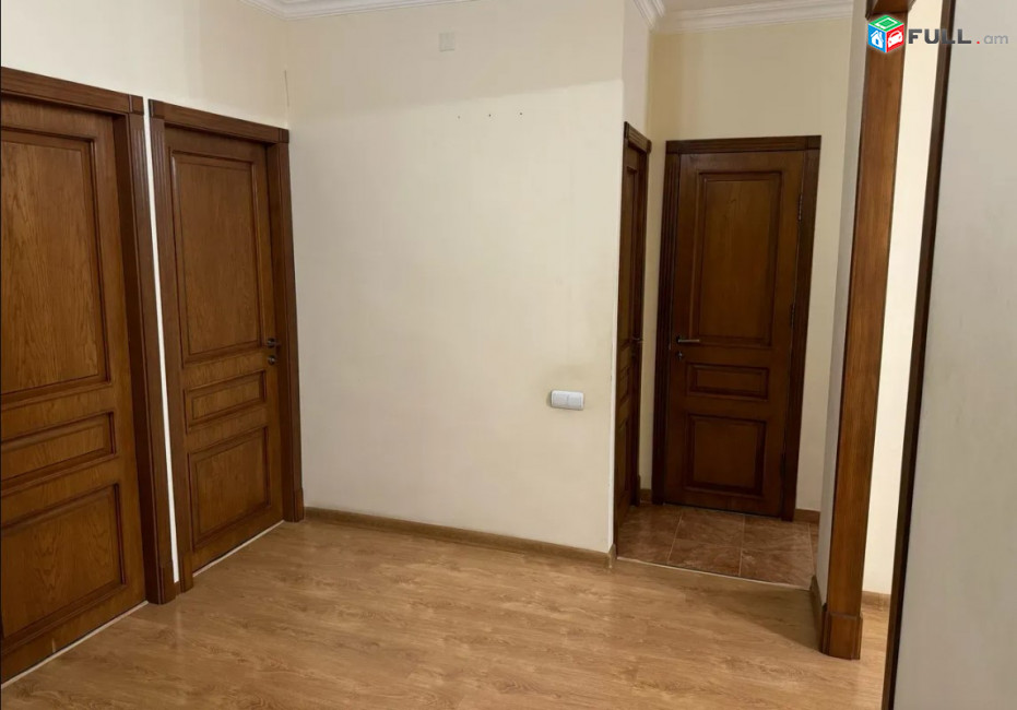 LA10490 Վարձով 3 սենյականոց բնակարան Սունդուկյան փողոցում