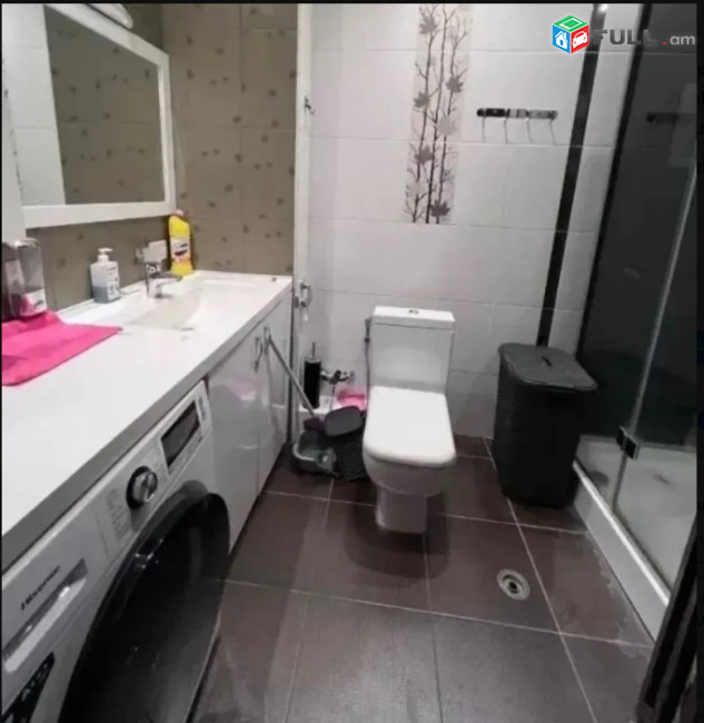 LA11649 Վարձով 4 սենյականոց Երեք հարկանի թաունհաուզ Հակոբ Հակոբյան փողոցում