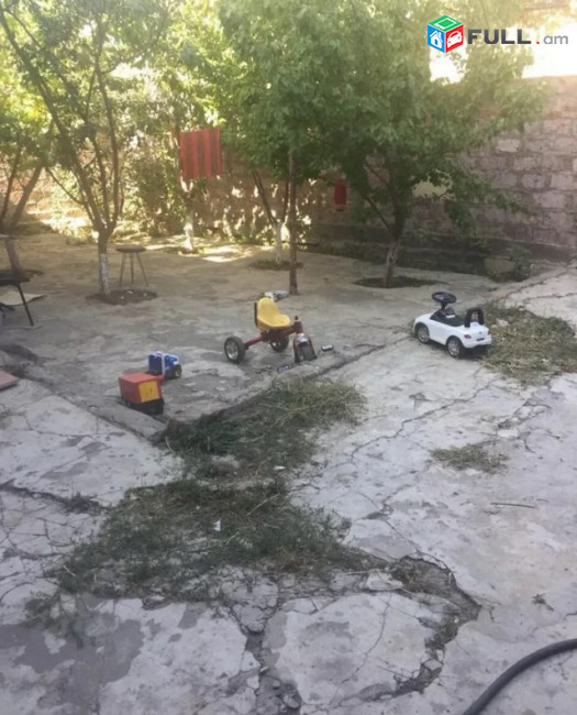 LA11664 Վարձով 4 սենյականոց  Երեք հարկանի քարե տուն Այգեկցու փողոցում
