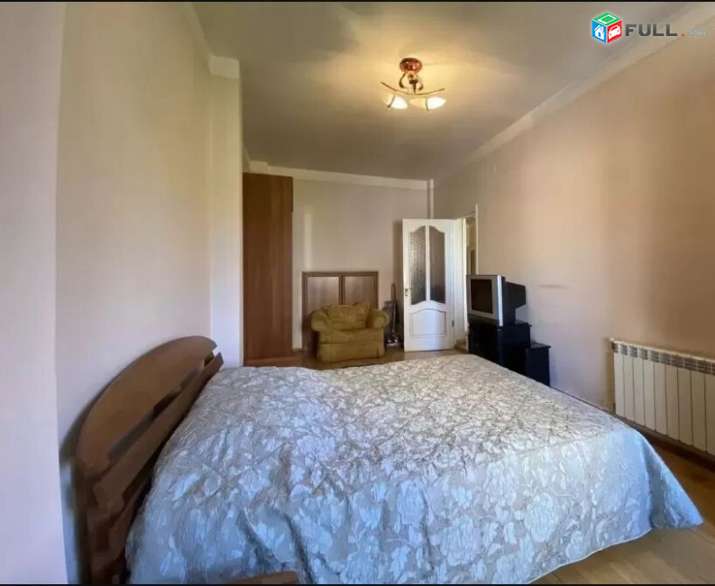 LA07883 Վարձով 4 սենյականոց բնակարան Նալբանդյան փողոցում