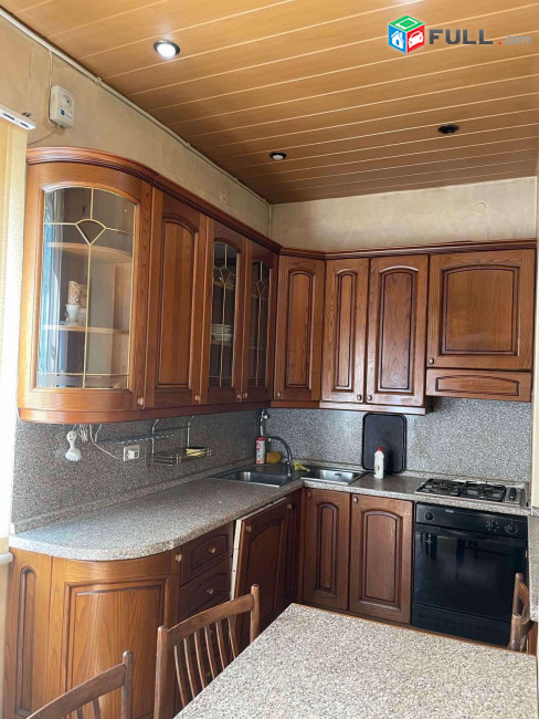  LA00139 Վարձով 4 սենյականոց բնակարան Հանրապետության փողոցում
